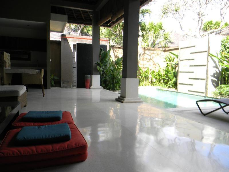 Ahimsa Beach Villa Jimbaran Rum bild